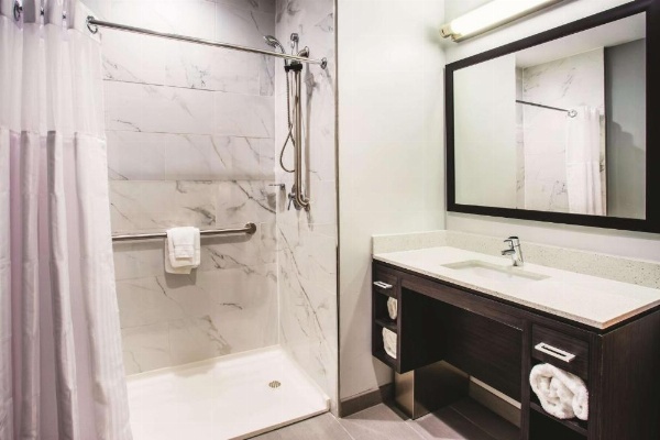 La Quinta Inn & Suites by Wyndham Baltimore Downtown image 15