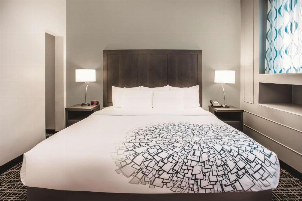 La Quinta Inn & Suites by Wyndham Baltimore Downtown image 19