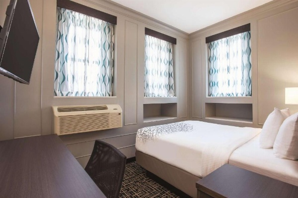 La Quinta Inn & Suites by Wyndham Baltimore Downtown image 21