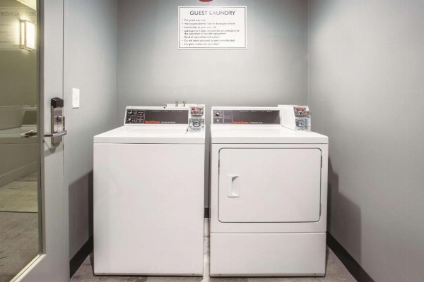 La Quinta Inn & Suites by Wyndham Baltimore Downtown image 25