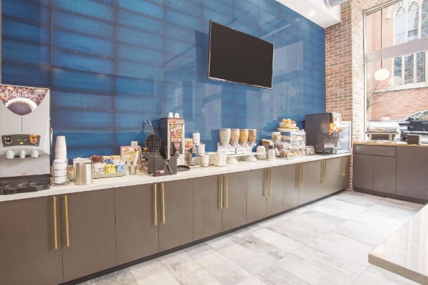 La Quinta Inn & Suites by Wyndham Baltimore Downtown image 26