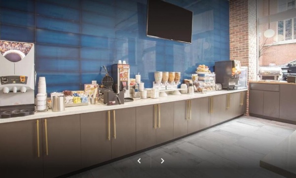 La Quinta Inn & Suites by Wyndham Baltimore Downtown image 4